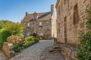 Village fleuri avec maisons en pierre en France
